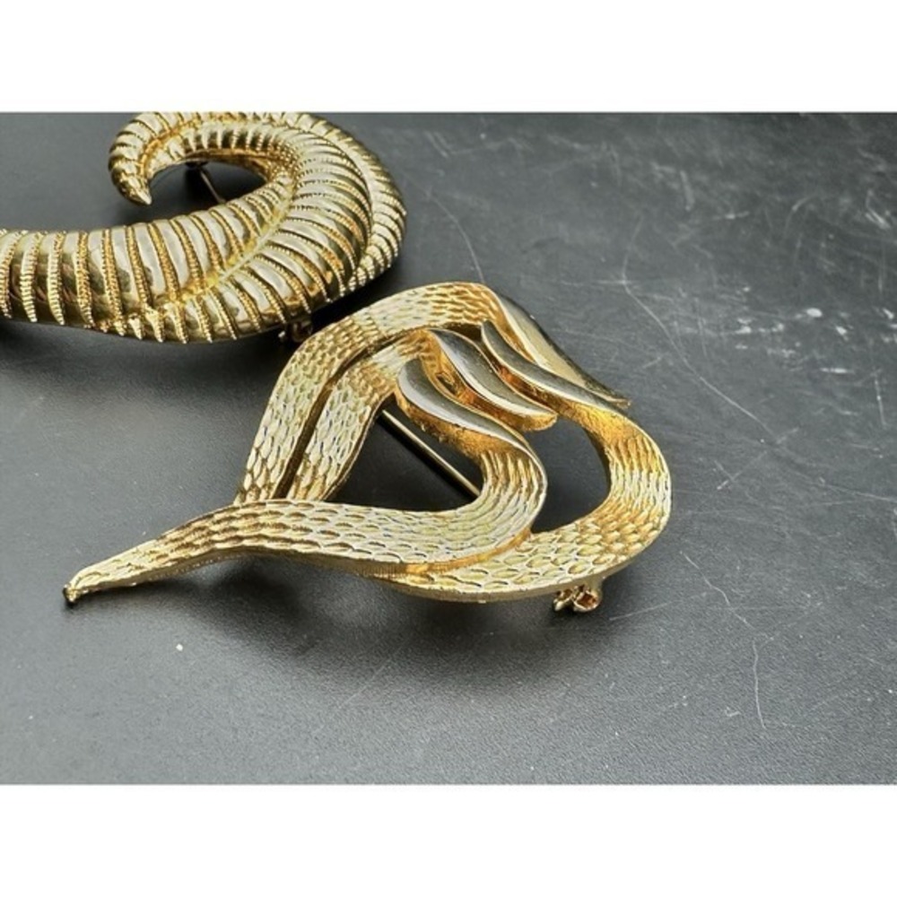 Vintage Set Gold-tone Monet Ribbed Crescent‎ Modernist Heart Large Brooch Pins - Picture 5 of 8